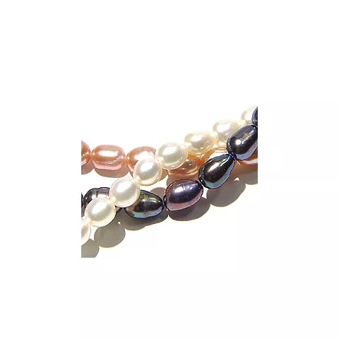 3-reihige Perlenhalskette mit Süßwasserperle und Süßwasserperle und Süßwasserperle.