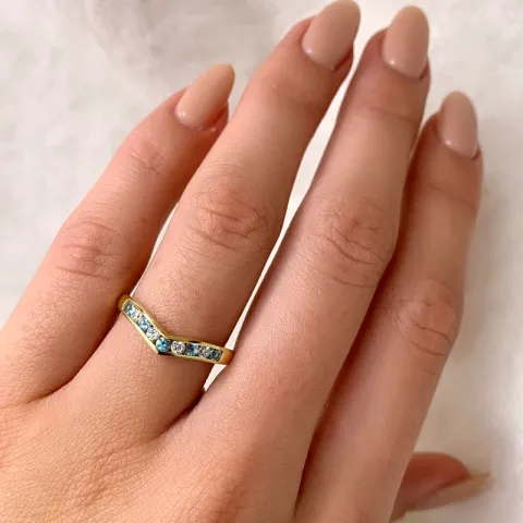 Eng blauem Topas Ring aus 14 Karat Gold