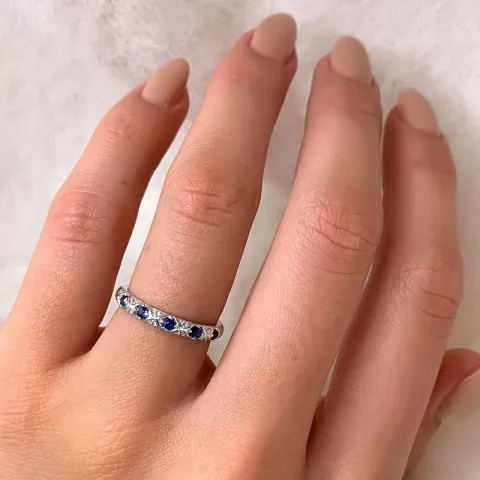 Eng blauem Saphir Ring aus 14 Karat Weißgold