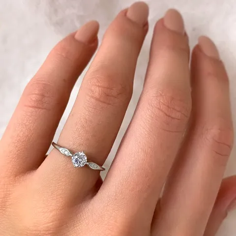 eng weißem Zirkon Ring aus 14 Karat Weißgold