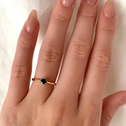 blauem Solitärring aus 9 Karat Gold