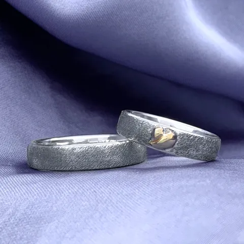 Scrouples trauringe in oxidiertem silber mit Gold