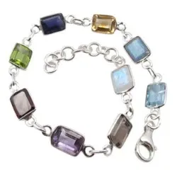 Viereckigem mehrfarbigem Armband aus Silber