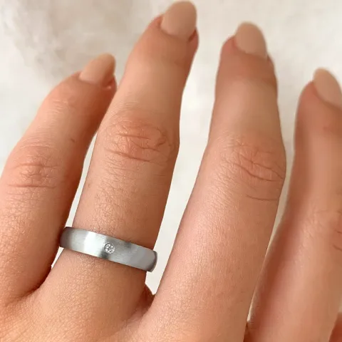 Einfacher Ring aus rhodiniertem Silber