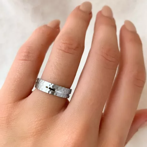Einfacher Ring aus rhodiniertem Silber