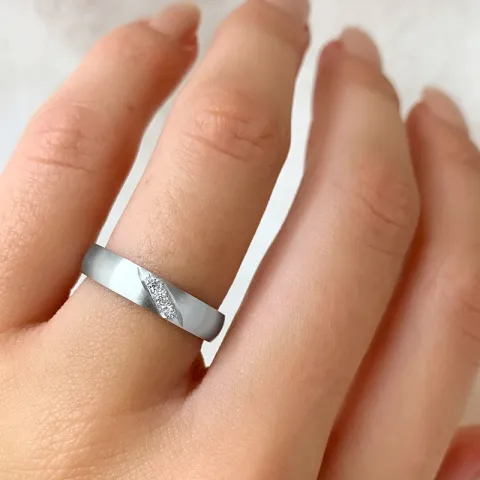 Einfacher Ring aus rhodiniertem Silber