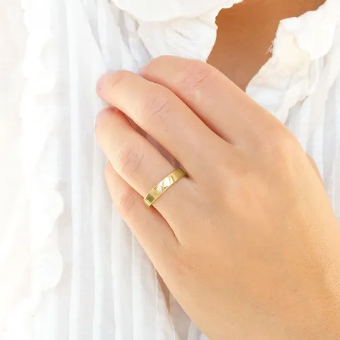 6 und 4 mm trauringe aus 9 Karat Gold 0,03 ct - set