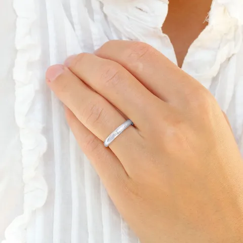 3 mm Trauring aus 9 Karat Weißgold 0,02 ct