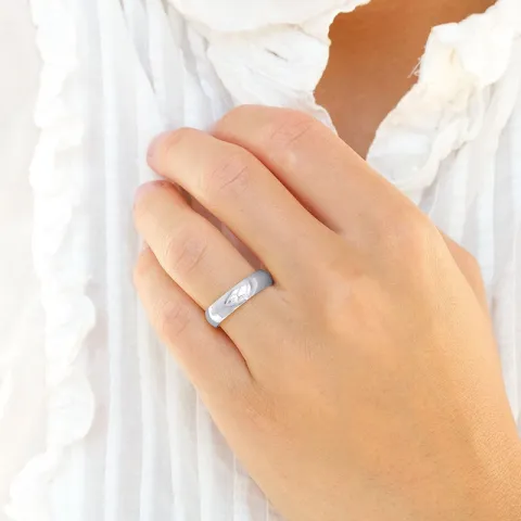 6 und 5 mm trauringe aus 9 Karat Weißgold 0,03 ct - set