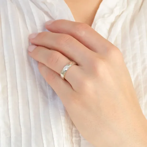 4 mm Diamant Trauring aus 14 Karat Weißgold 0,008 ct und 0,015 ct