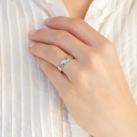 5 mm Diamant trauringe aus 14 Karat Weißgold 0,008 ct und  0,02 ct - set