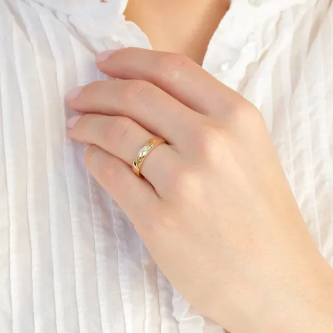 4 mm trauringe aus 14 Karat Gold 0,008 ct und  0,015 ct - set