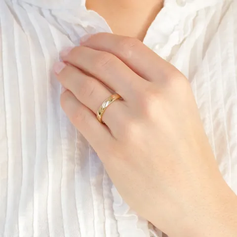 4 mm trauringe aus 14 Karat Gold 0,008 ct und  0,015 ct - set