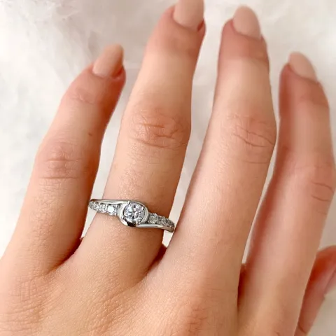 Abstraktem weißem zirkon ring aus silber