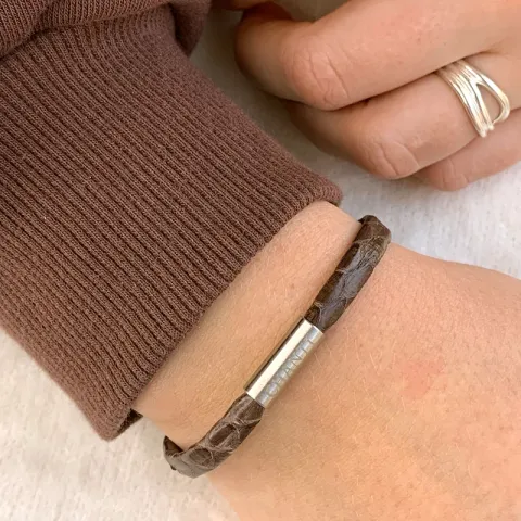 Flach braunem schlangenarmband aus leder mit stahl x 6 mm
