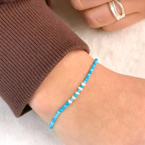 Schmuckstein Perlenarmband mit synthetischer Türkis und Süßwasserperle.