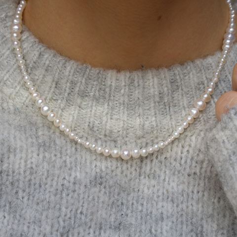 Halskette mit Perle.