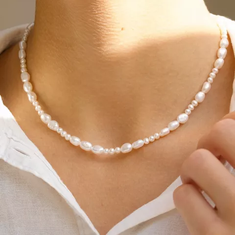 Halskette mit Perle.