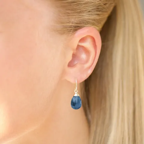Ohrringe in 9 Karat Gold mit dunkelblauem Bergkristall