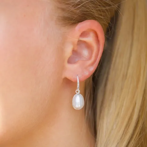 Tropfen weißen Perle Ohrringe in Silber - Loom Stones