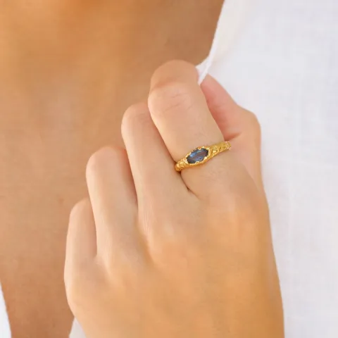 dunkelblauem Bergkristall Ring aus vergoldetes Messing - Eliné
