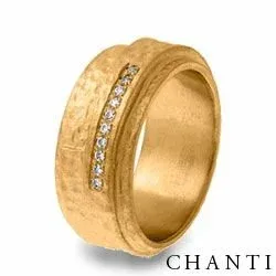 Gehämmertem Trauring aus 14 Karat Gold 0,08 ct