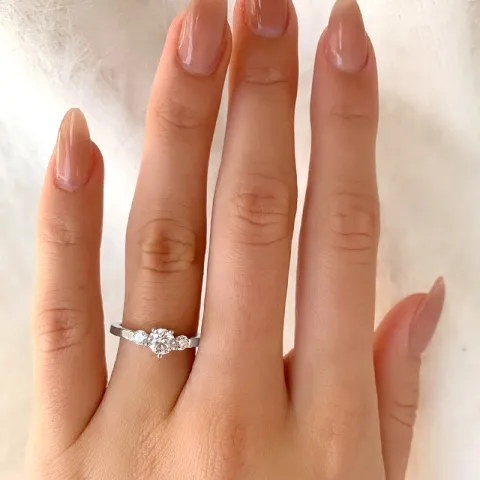 runder Zirkon Ring aus rhodiniertem Silber