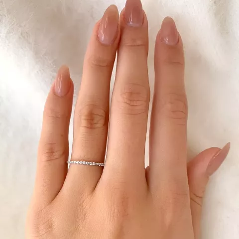 Eng Zirkon Ring aus rhodiniertem Silber