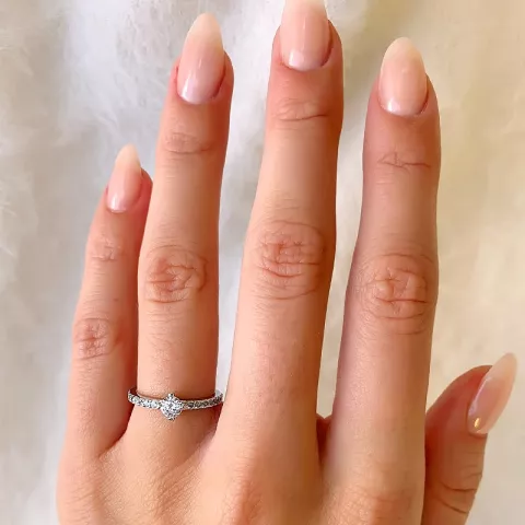 Eng weißem Zirkon Ring aus Silber