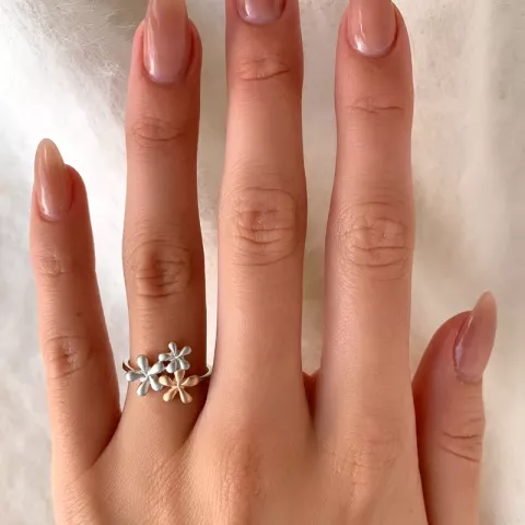 Sandgestrahlter Blumen Ring aus Silber mit rosa beschichtetem Silber