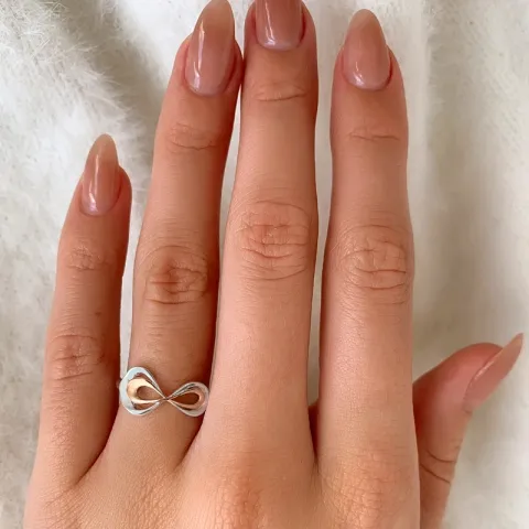 Abstraktem infinity Ring aus Silber mit rosa beschichtetem Silber