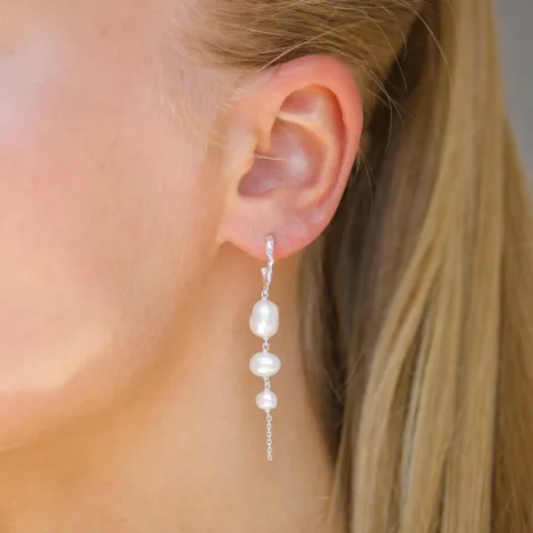 lange Perle Ohrringe in Silber - Lumé Etched