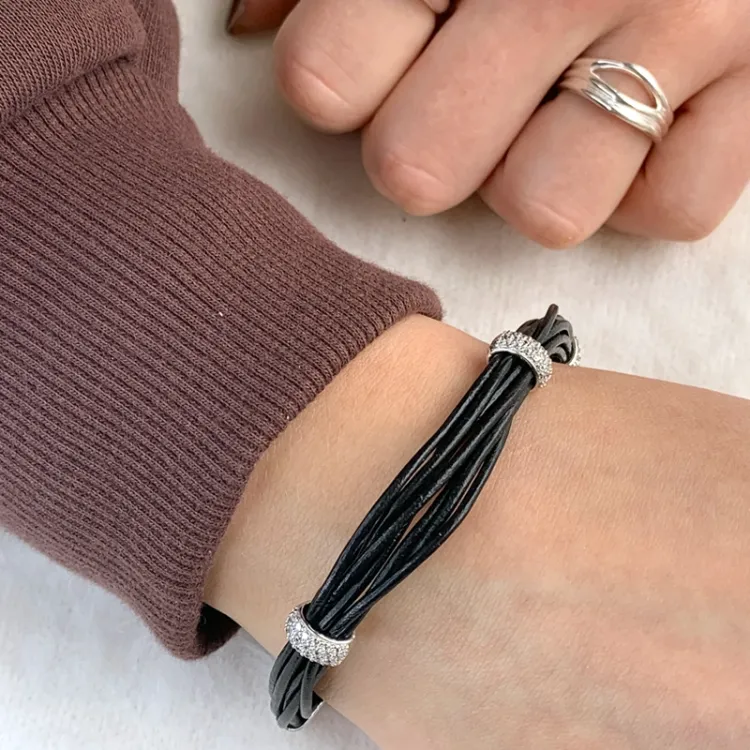 Armband aus Leder und Anhänger aus rhodiniertem Silber