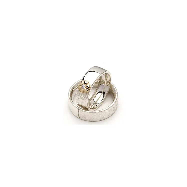 Trauringe von rs of scandinavia in Silber und Gelbgold