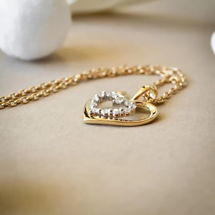 Herz diamant anhänger in 14 karat gold- und weißgold 0,18 ct