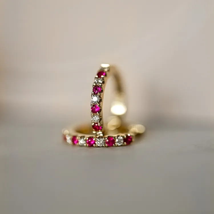 14 mm Rubin Kreole in 14 Karat Gold mit Rubin und Diamant 