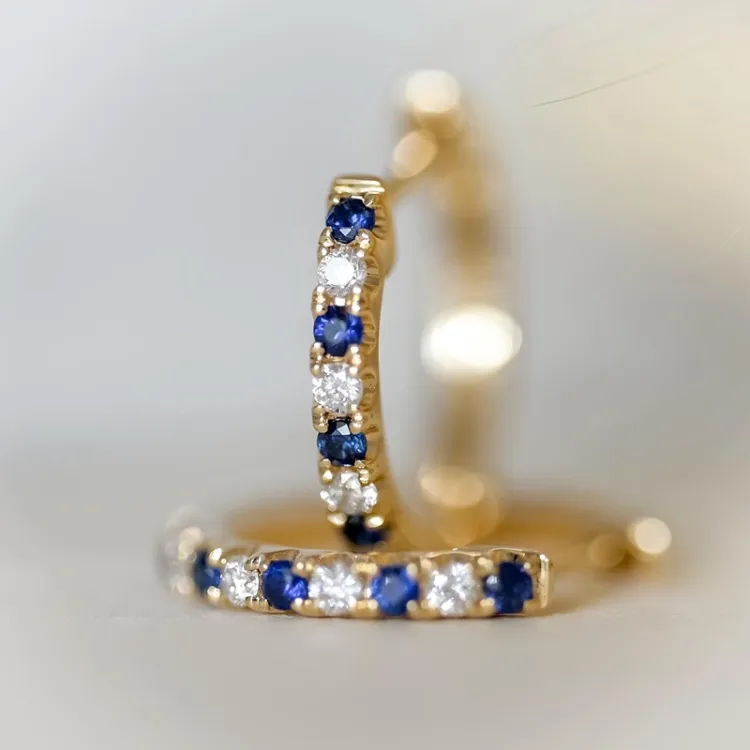 14 mm Saphir Kreole in 14 Karat Gold mit Saphir und Diamant 