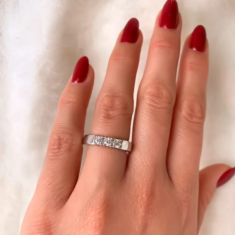 Memoirering in 14 karat weißgold 3 x 0,15 ct