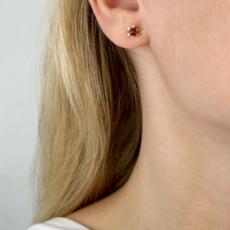 2 x 0,28 ct Granat Solitärohrstecker in 14 Karat Gold mit Granat
