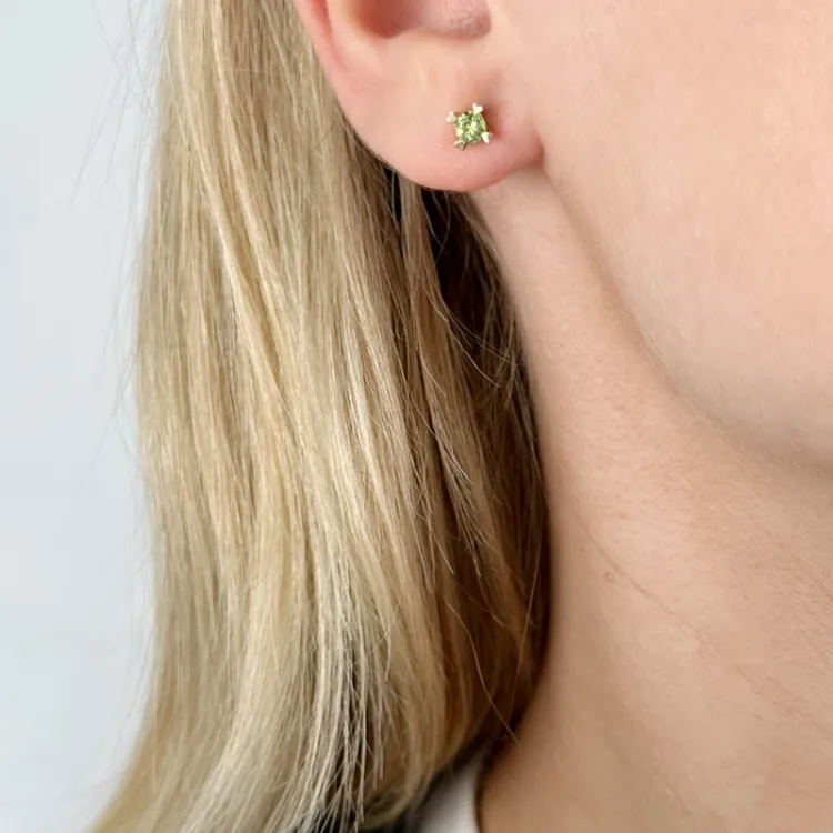 2 x 0,23 ct Peridot Solitärohrstecker in 14 Karat Gold mit Peridot
