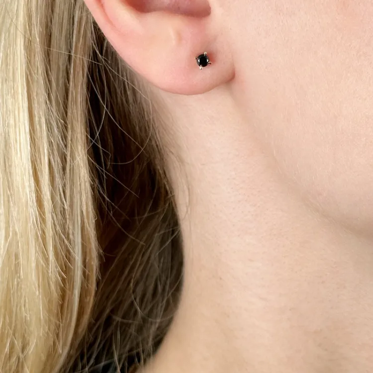 2 x 0,10 ct schwarzem Diamant Solitärohrstecker in 14 Karat Gold mit schwarz Diamant