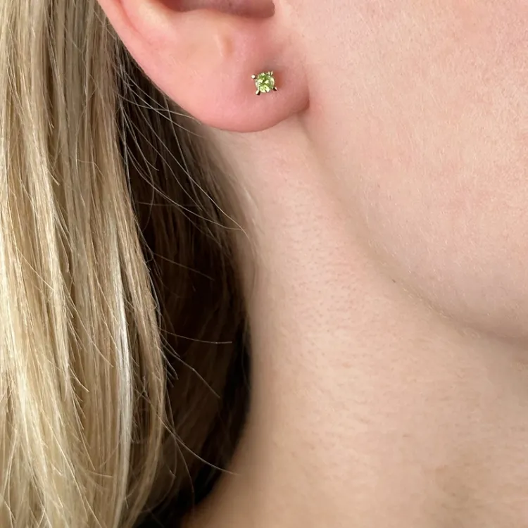 2 x 0,12 ct Peridot Solitärohrstecker in 14 Karat Gold mit Peridot