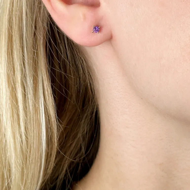 2 x 0,10 ct Amethyst Solitärohrstecker in 14 Karat Gold mit Amethyst