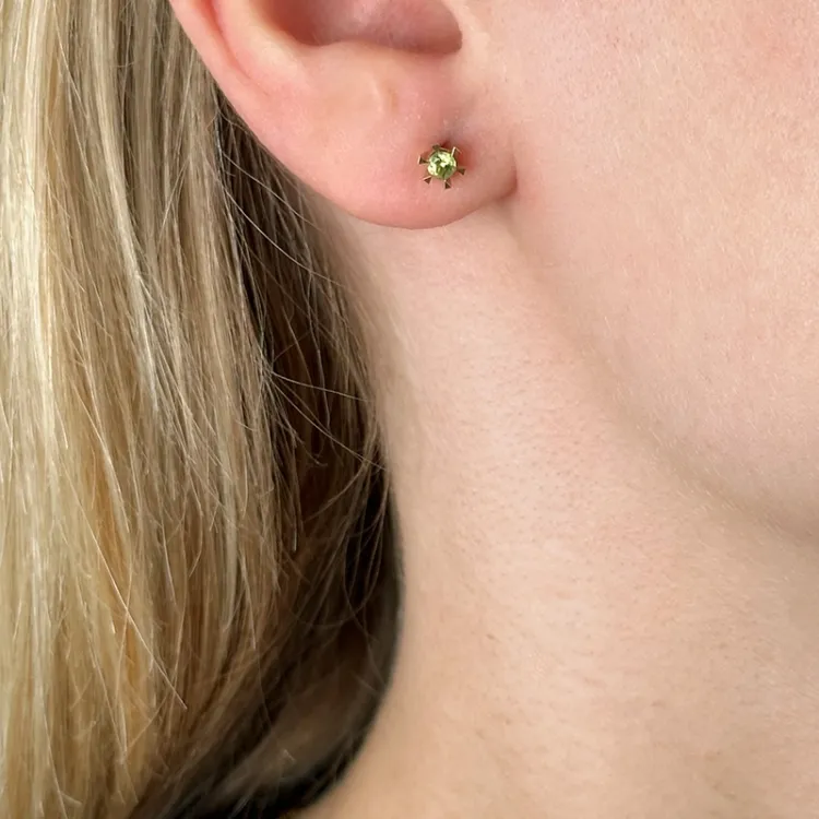 2 x 0,12 ct Peridot Solitärohrstecker in 14 Karat Gold mit Peridot 