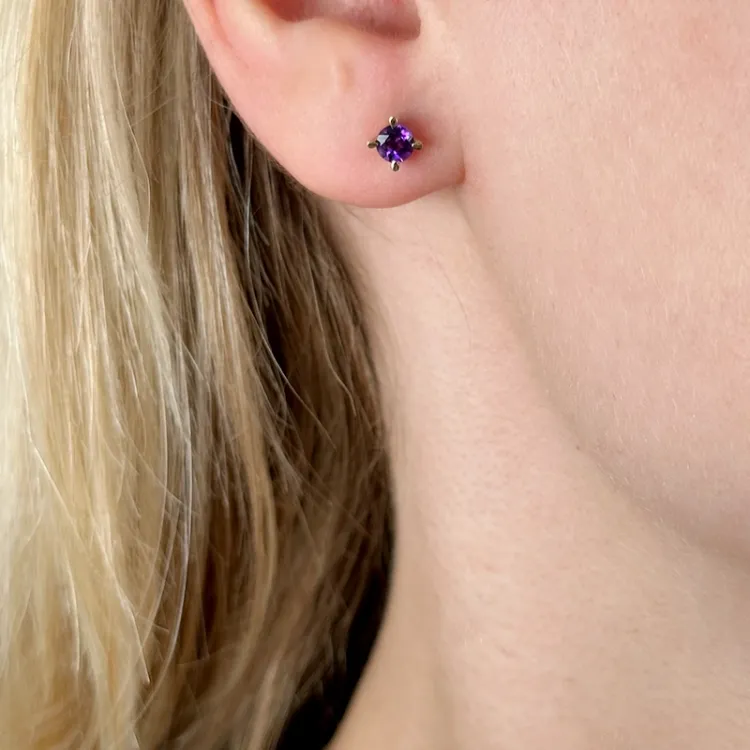 2 x 0,25 ct Amethyst Solitärohrstecker in 14 Karat Gold mit Amethyst