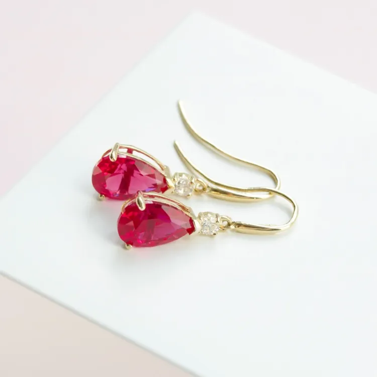 Tropfen rotem Ohrringe in 9 Karat Gold mit Zirkon und synthetische Rubin - Gold Collection