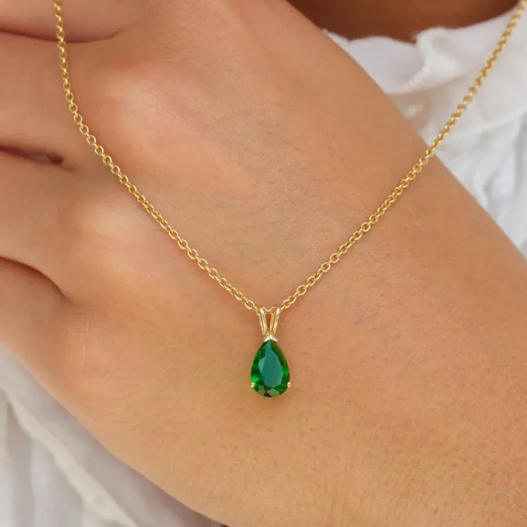 Tropfen Synthetischer Smaragd Anhänger aus 14 Karat Gold - Gold Collection