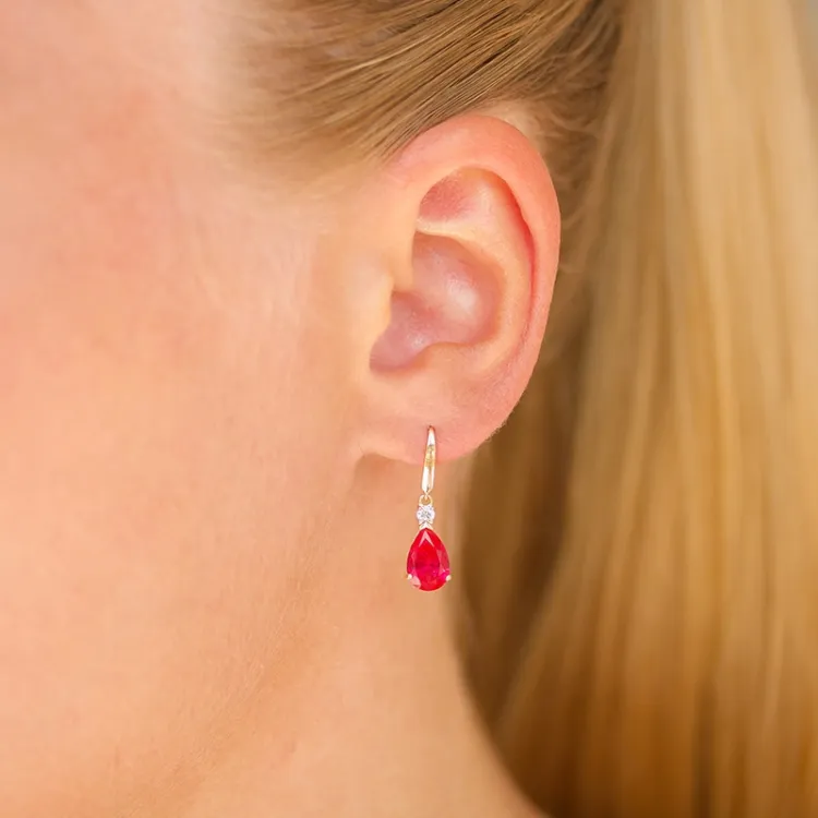 tropfenförmiger Ohrringe in 14 Karat Gold mit synthetische Rubin und Zirkon - Gold Collection