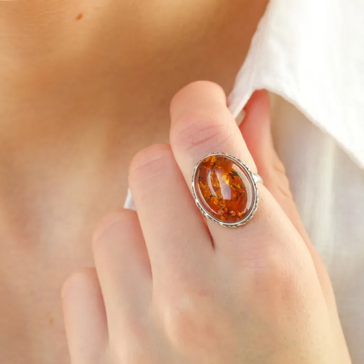 Ovaler Bernstein Ring aus oxidiertem Sterlingsilber