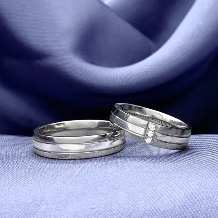Trauringe in Titanium und Silber